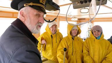 有胡子的队长说话船团队黄色的统一的导航办公室女船机组人员队长会议导航桥航行航运概念